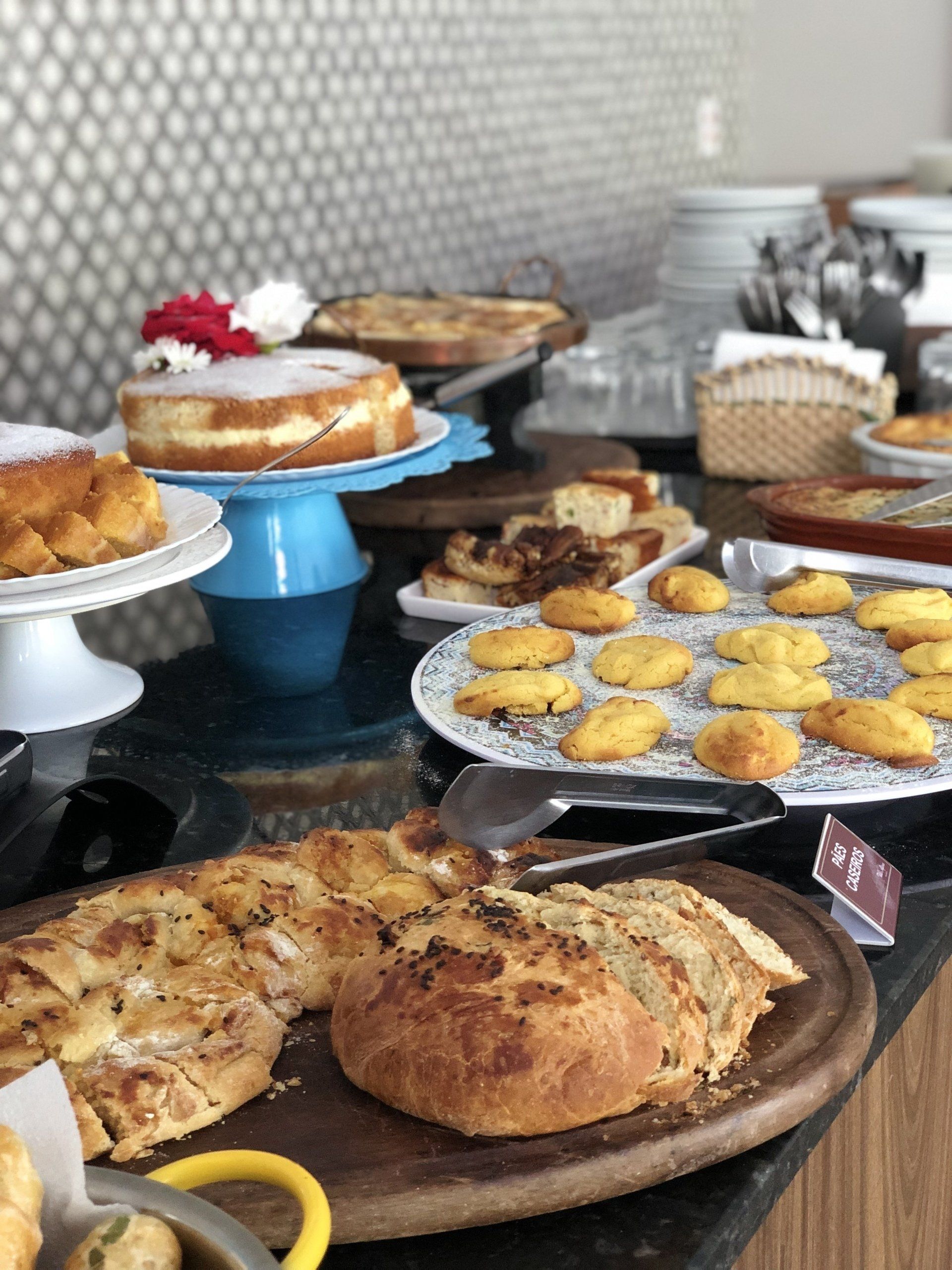 Há muitos tipos diferentes de comida na mesa.