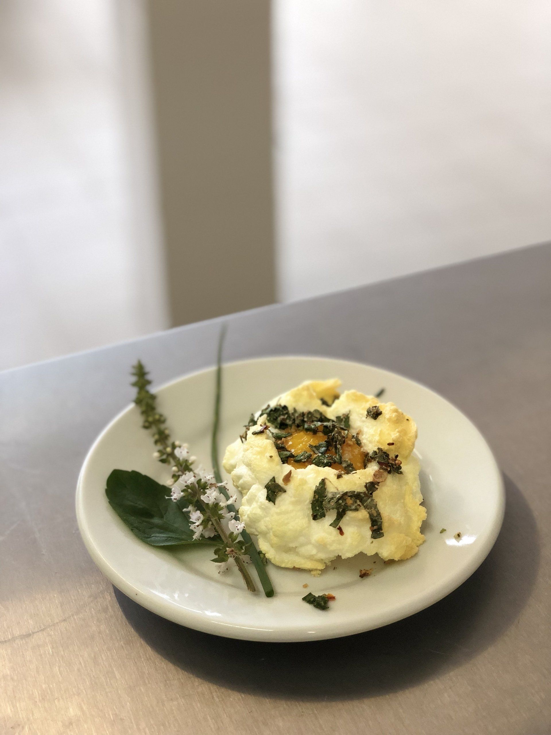 Um prato branco com um pedaço de comida nele