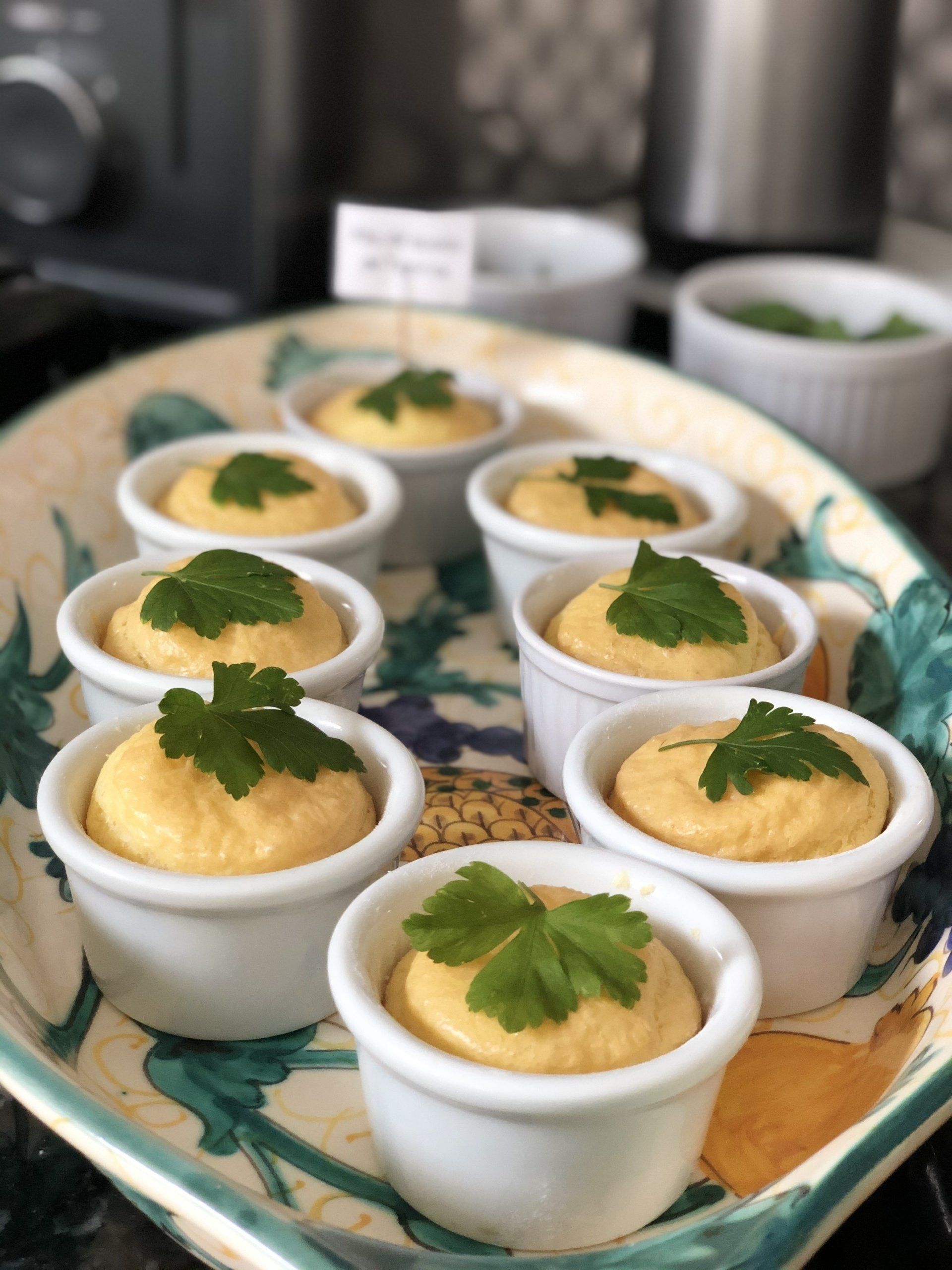 Uma bandeja com pequenas tigelas de comida com salsa por cima