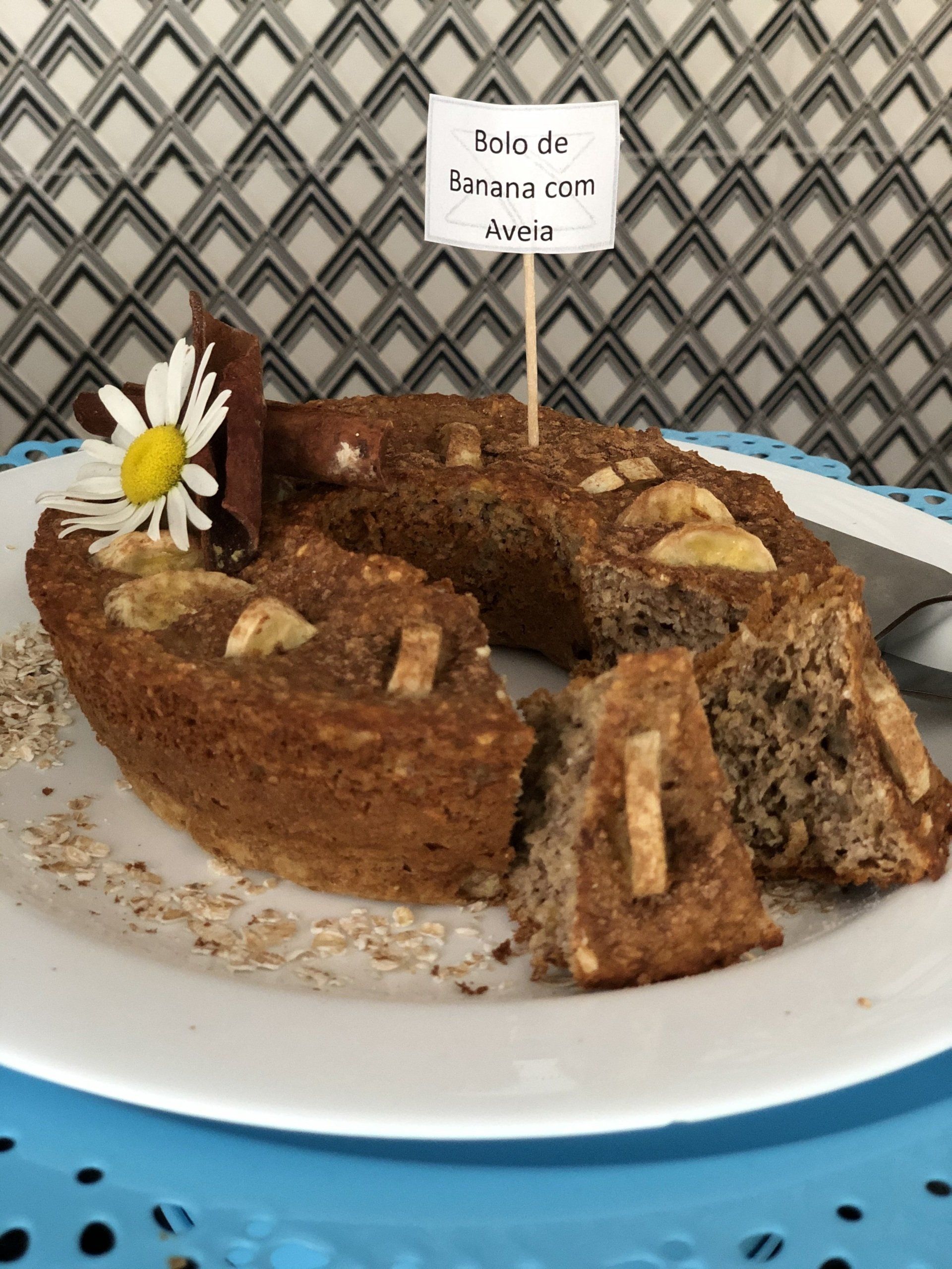 Um prato branco coberto com um bolo de banana e uma placa que diz rio de ditora com arroz