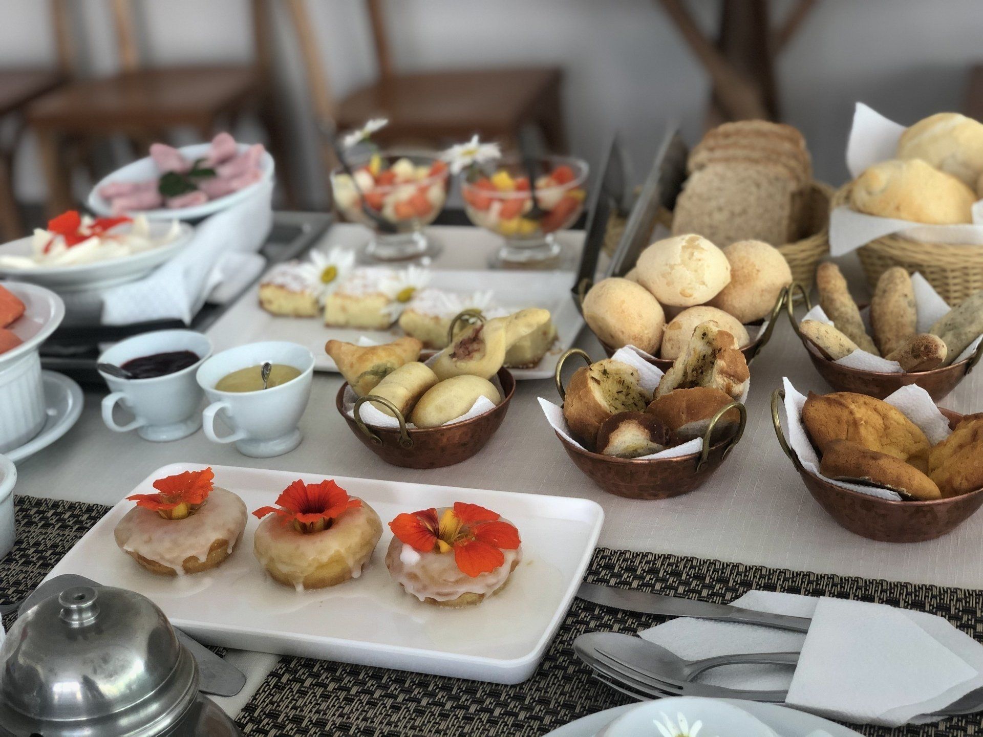 Há muitos tipos diferentes de comida na mesa.