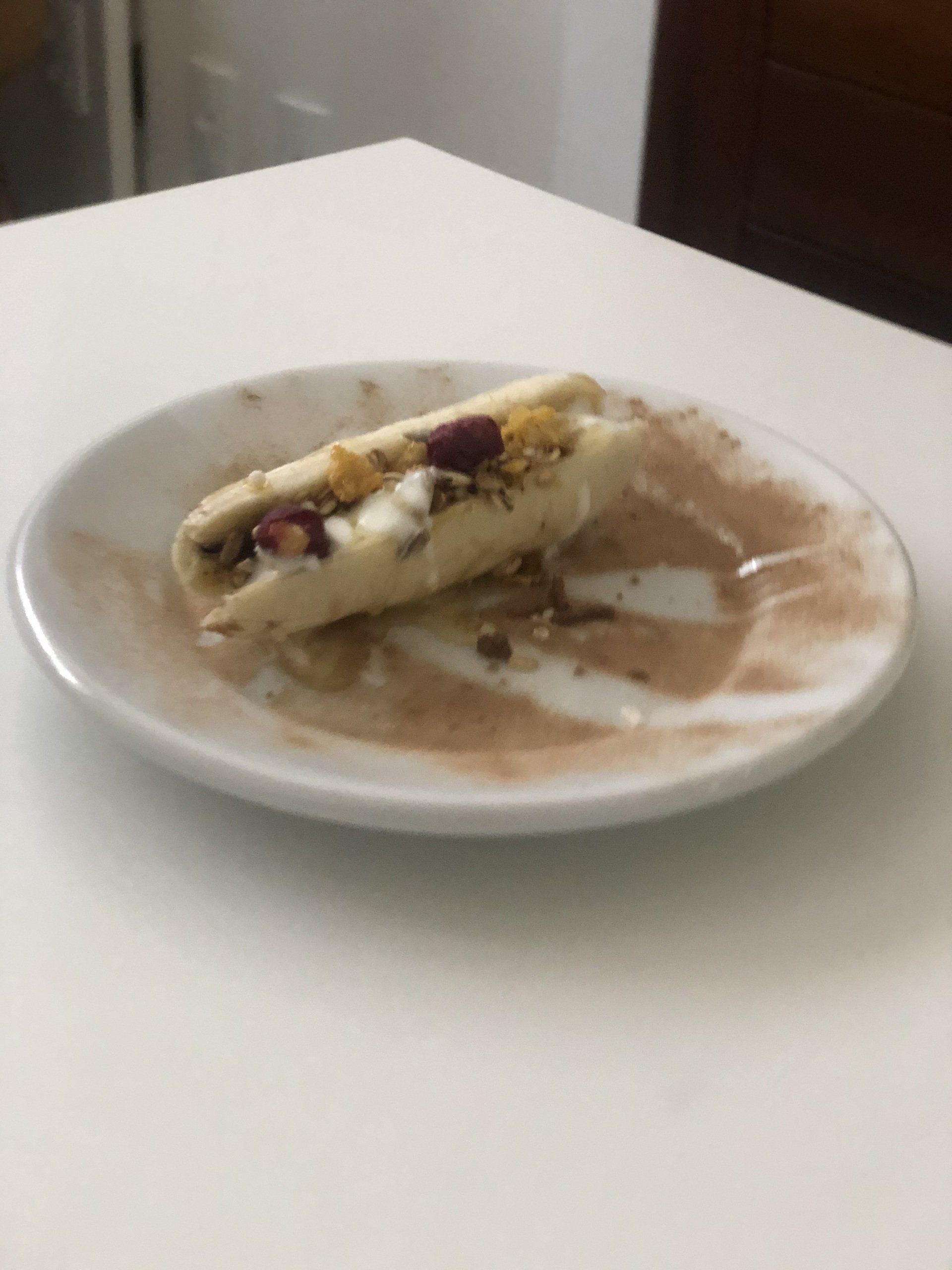 Um prato branco com um cachorro-quente