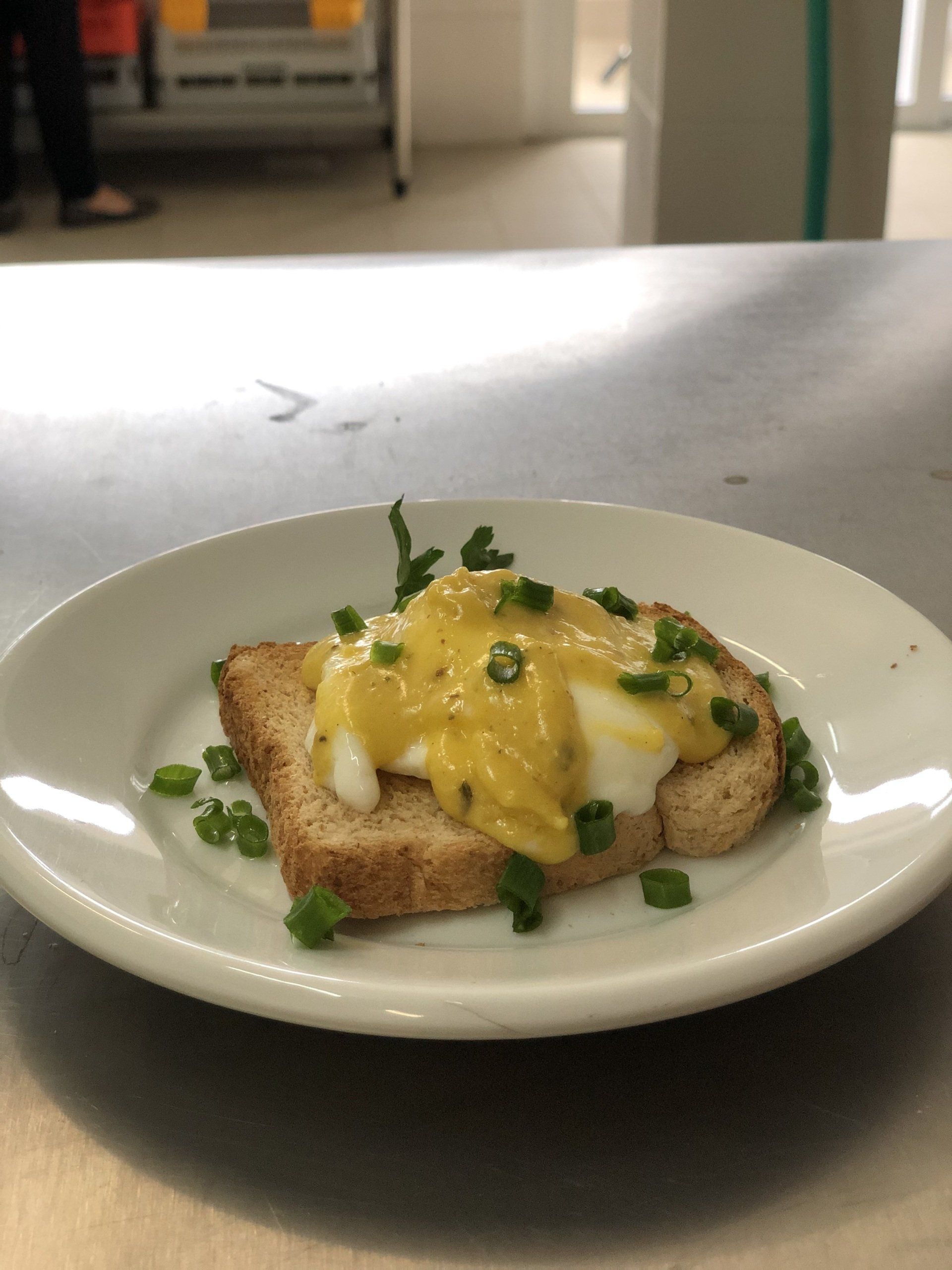 Um close de um prato de comida sobre uma mesa.