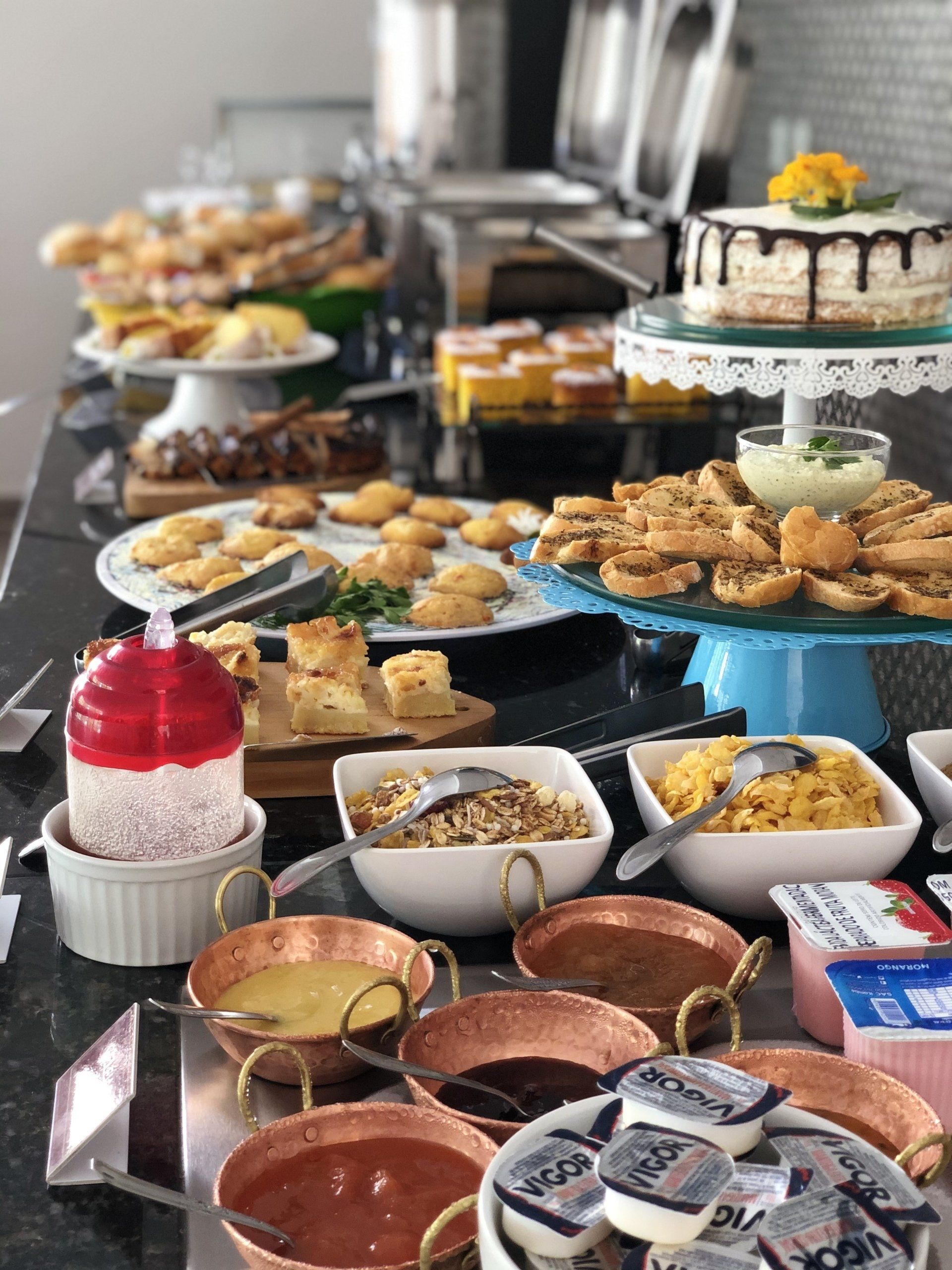 Há muitos tipos diferentes de comida na mesa.