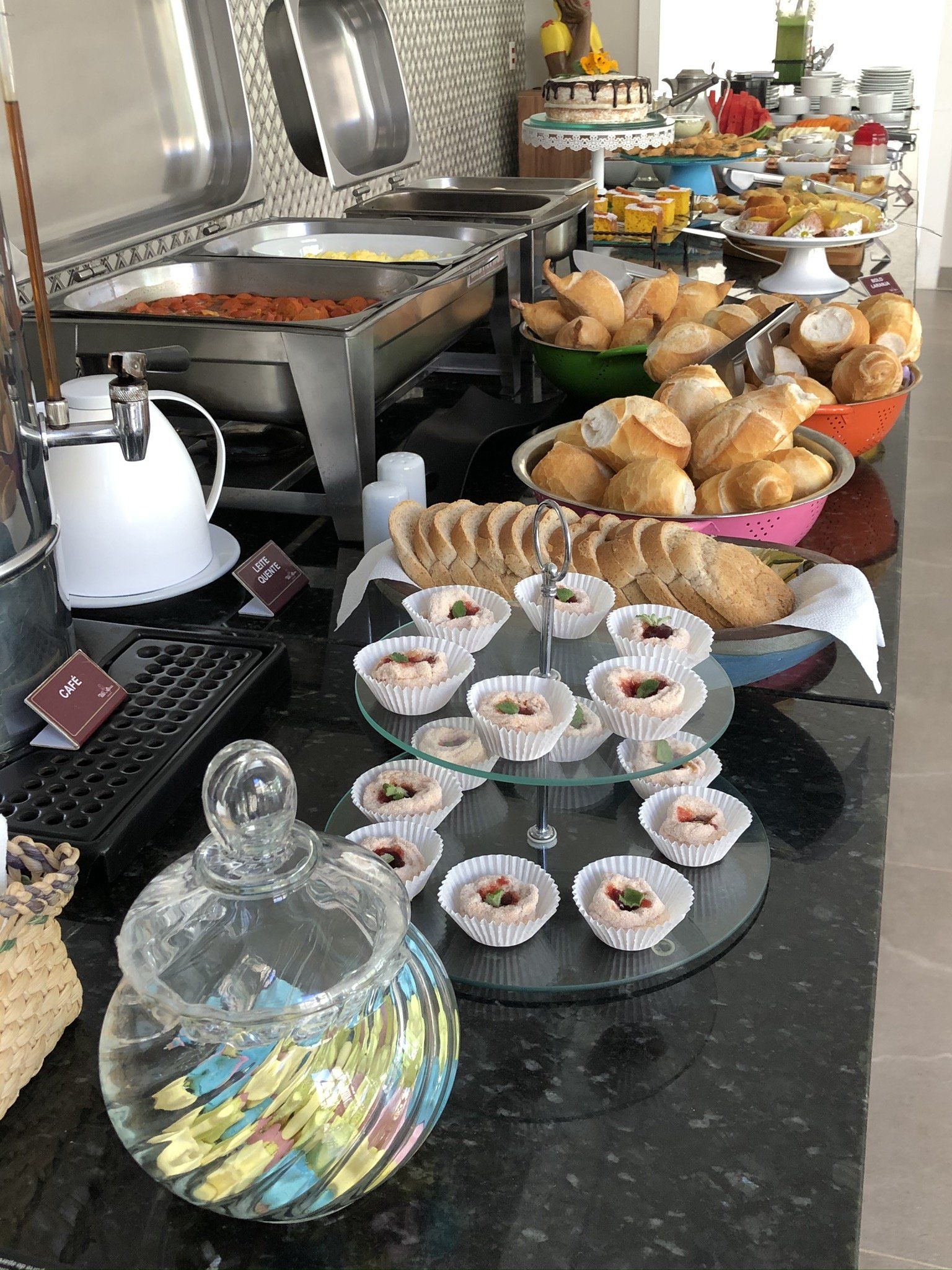 Uma mesa de bufê com muita comida.