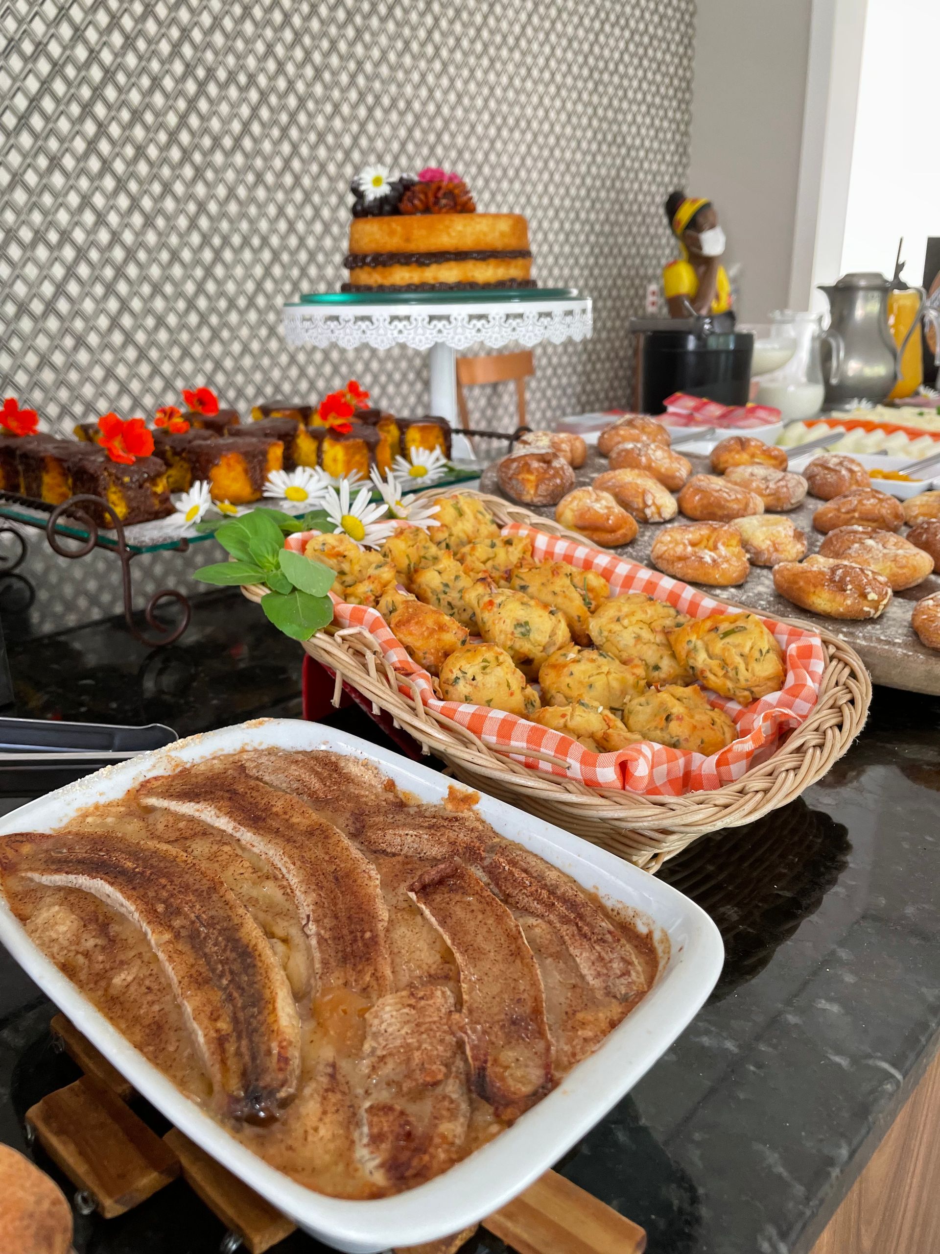 Há muitos tipos diferentes de comida na mesa.