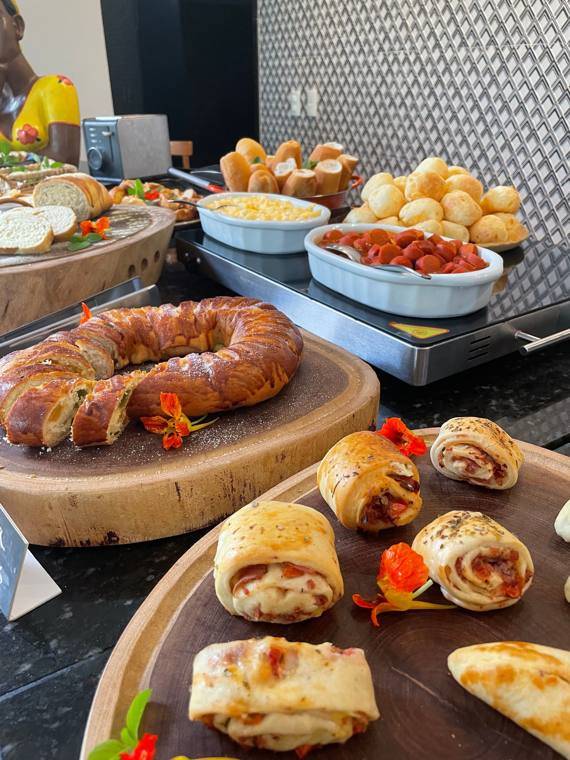Há muitos tipos diferentes de comida na mesa.