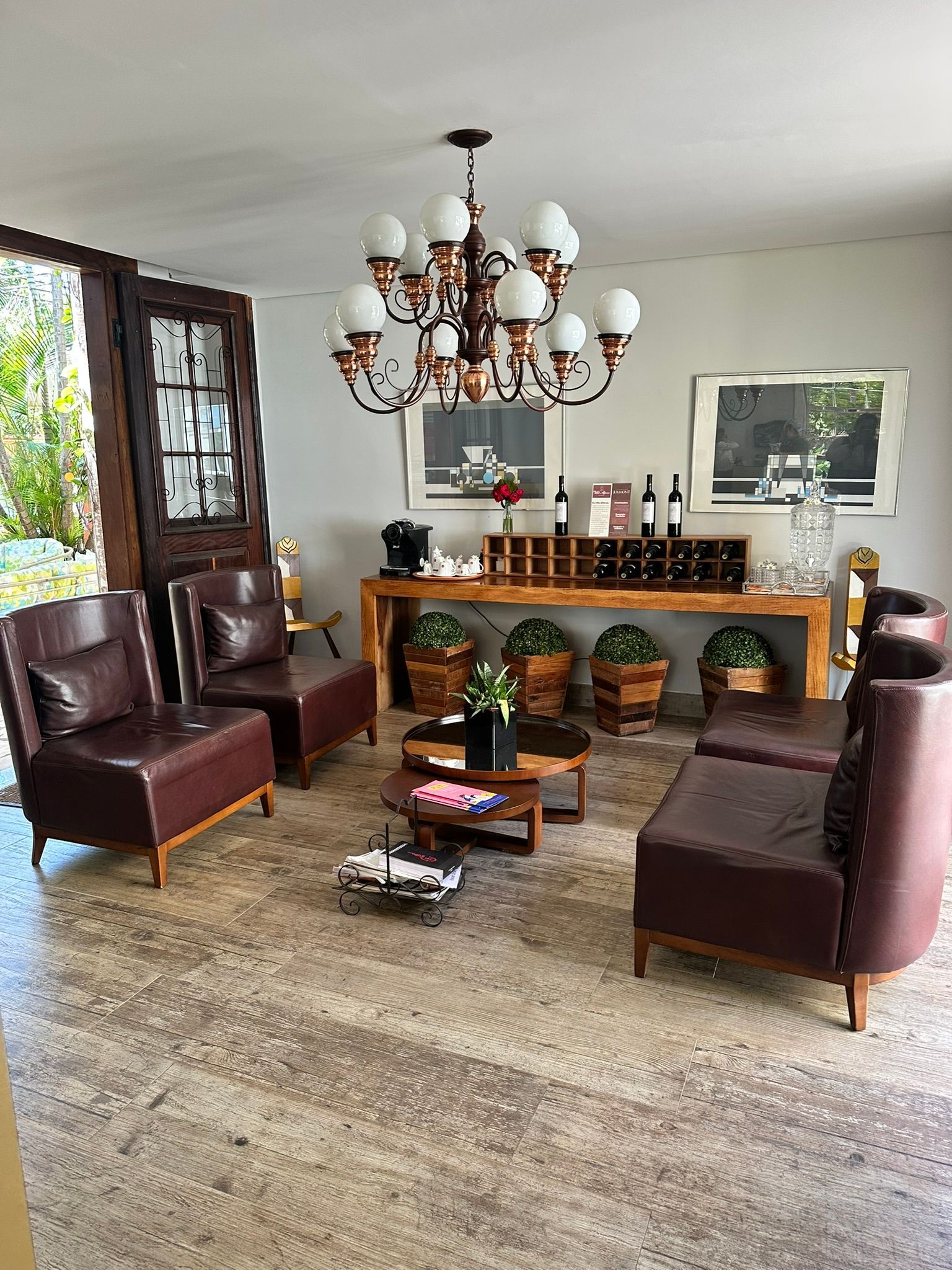 Uma sala de estar cheia de móveis e um lustre.