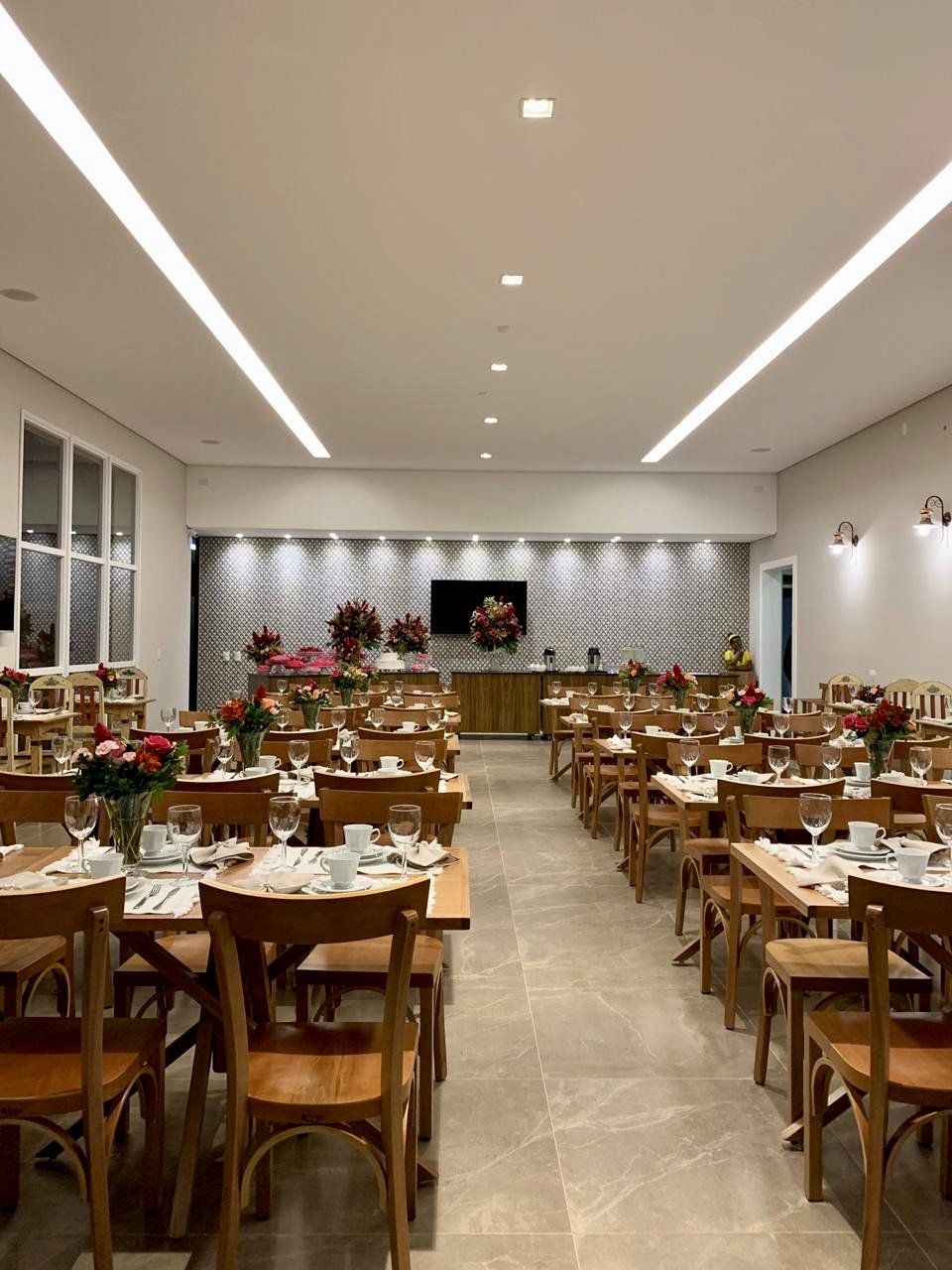 Uma grande sala de jantar cheia de mesas e cadeiras