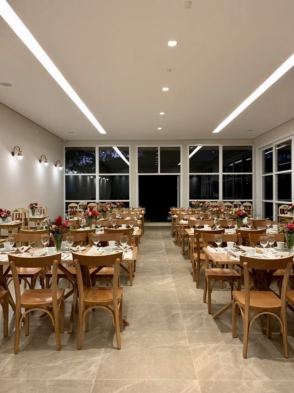 Uma grande sala de jantar cheia de mesas e cadeiras