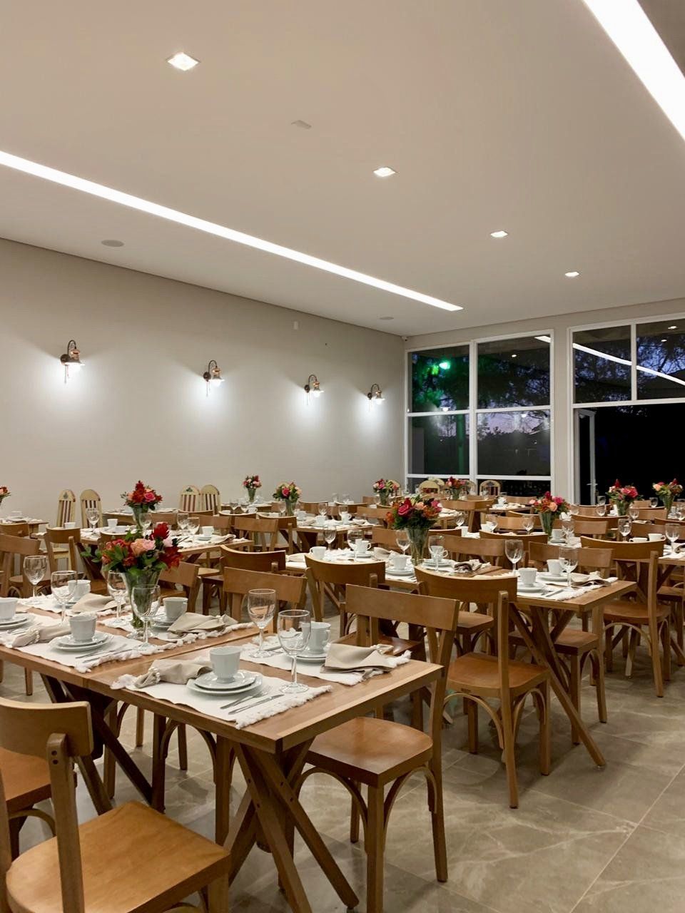 Uma grande sala de jantar cheia de mesas e cadeiras