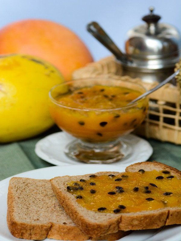 Um prato branco coberto com fatias de pão e uma tigela de geleia.