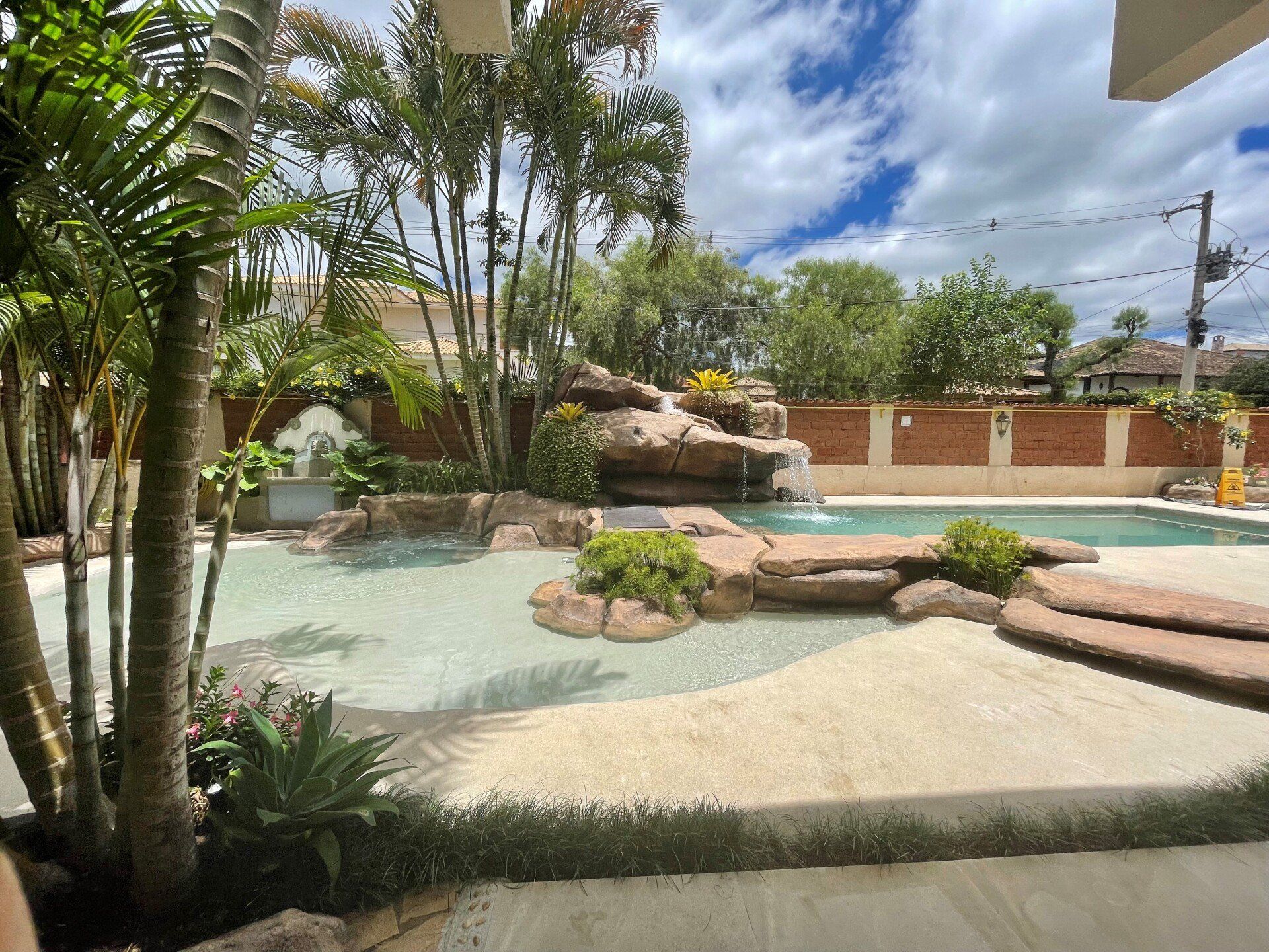 Uma grande piscina com uma cachoeira ao fundo