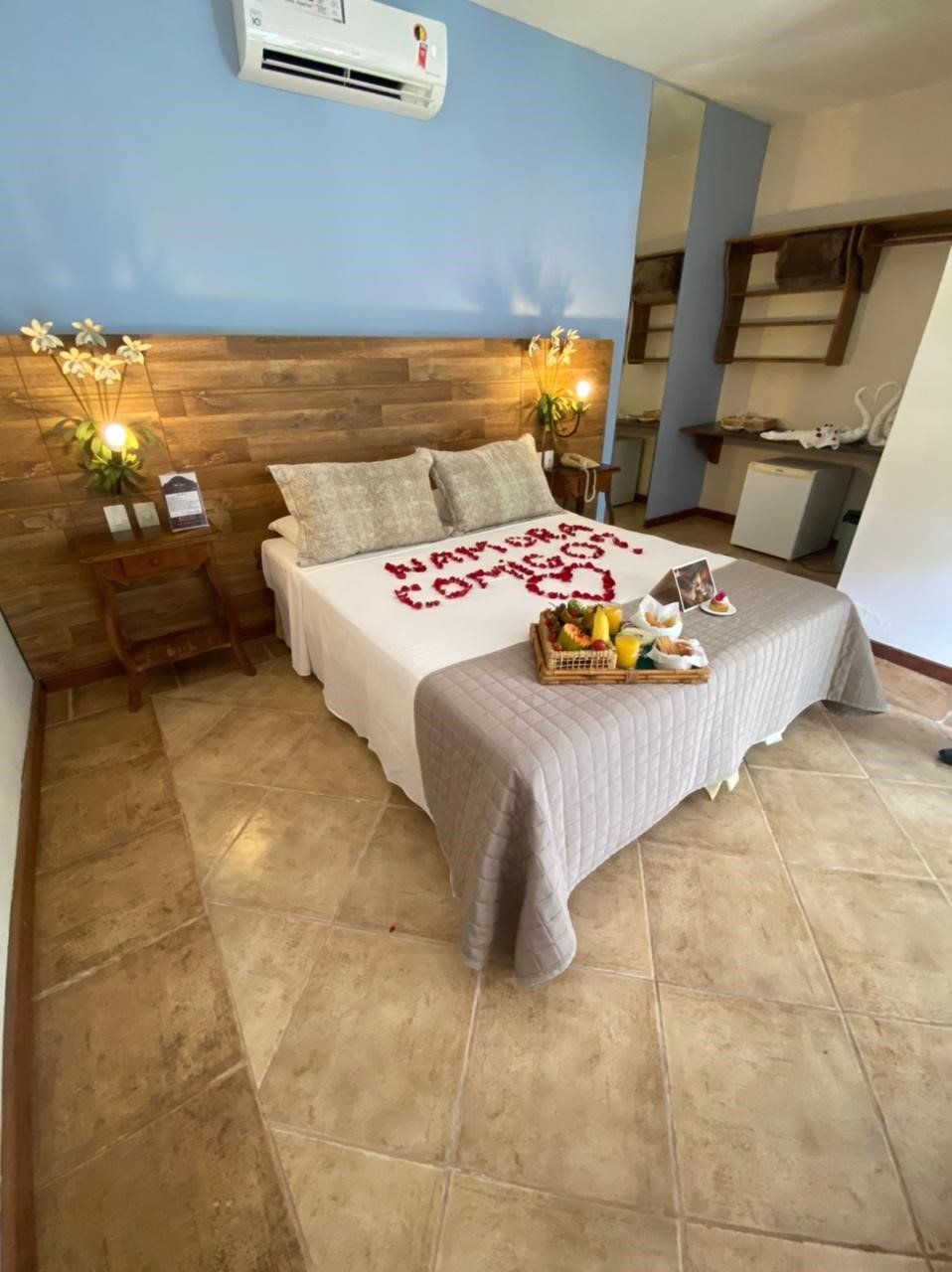 Um quarto com uma cama e uma bandeja de comida em cima.