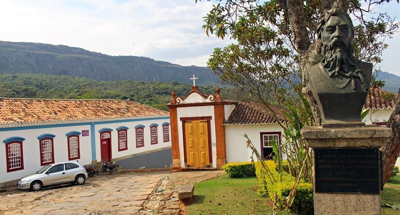 Busto de Tiradentes e Museu da Liturgia