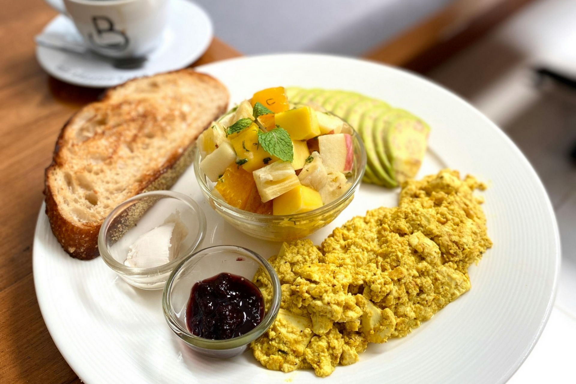 Vanillepudding in einer Schale mit Früchten