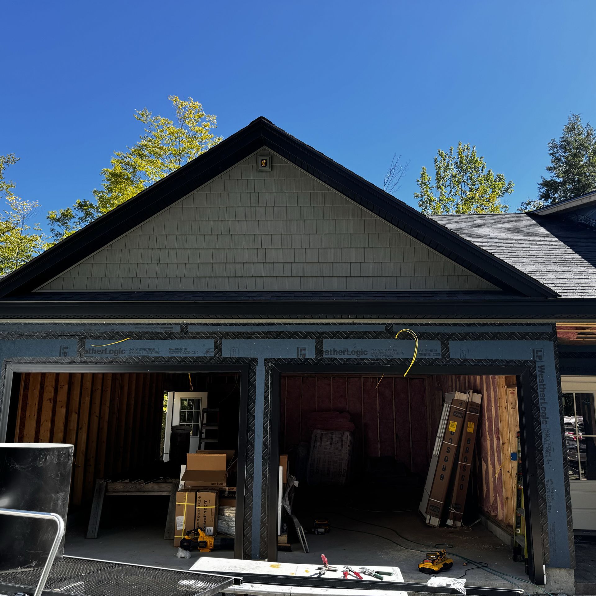 A house with a roof that has a triangle on it