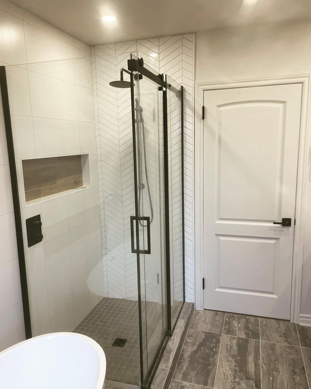 Une salle de bain avec une douche à l'italienne et un lavabo.