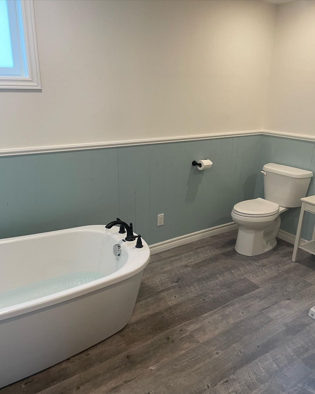 Une salle de bain avec baignoire et WC.