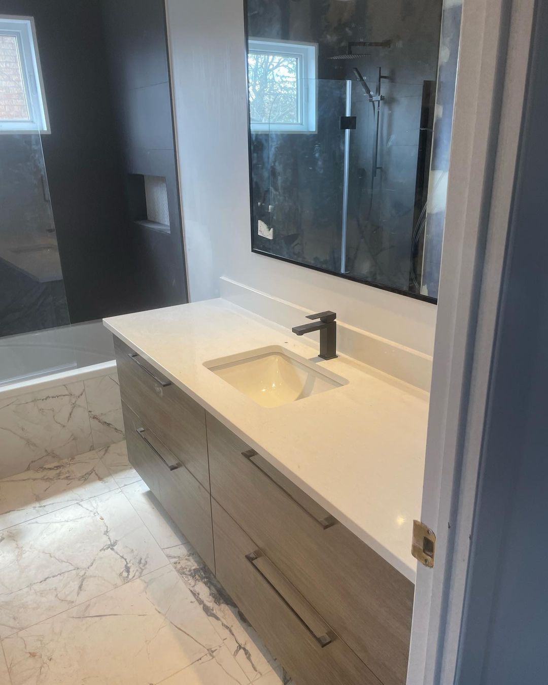 Une salle de bain avec un lavabo et un miroir au mur