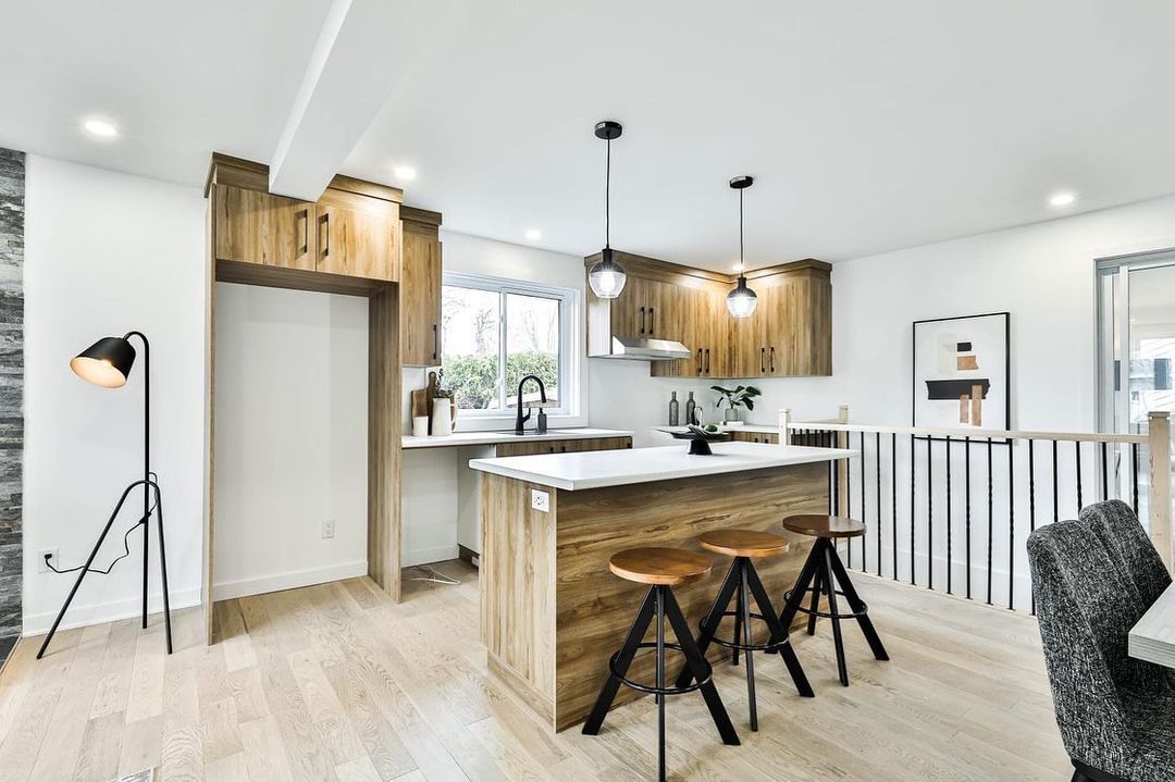 Une cuisine avec un îlot en bois et des tabourets