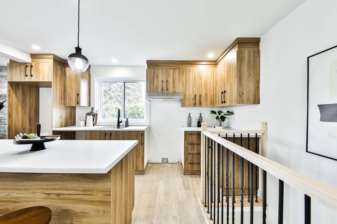 Une cuisine avec des armoires en bois et un comptoir blanc.