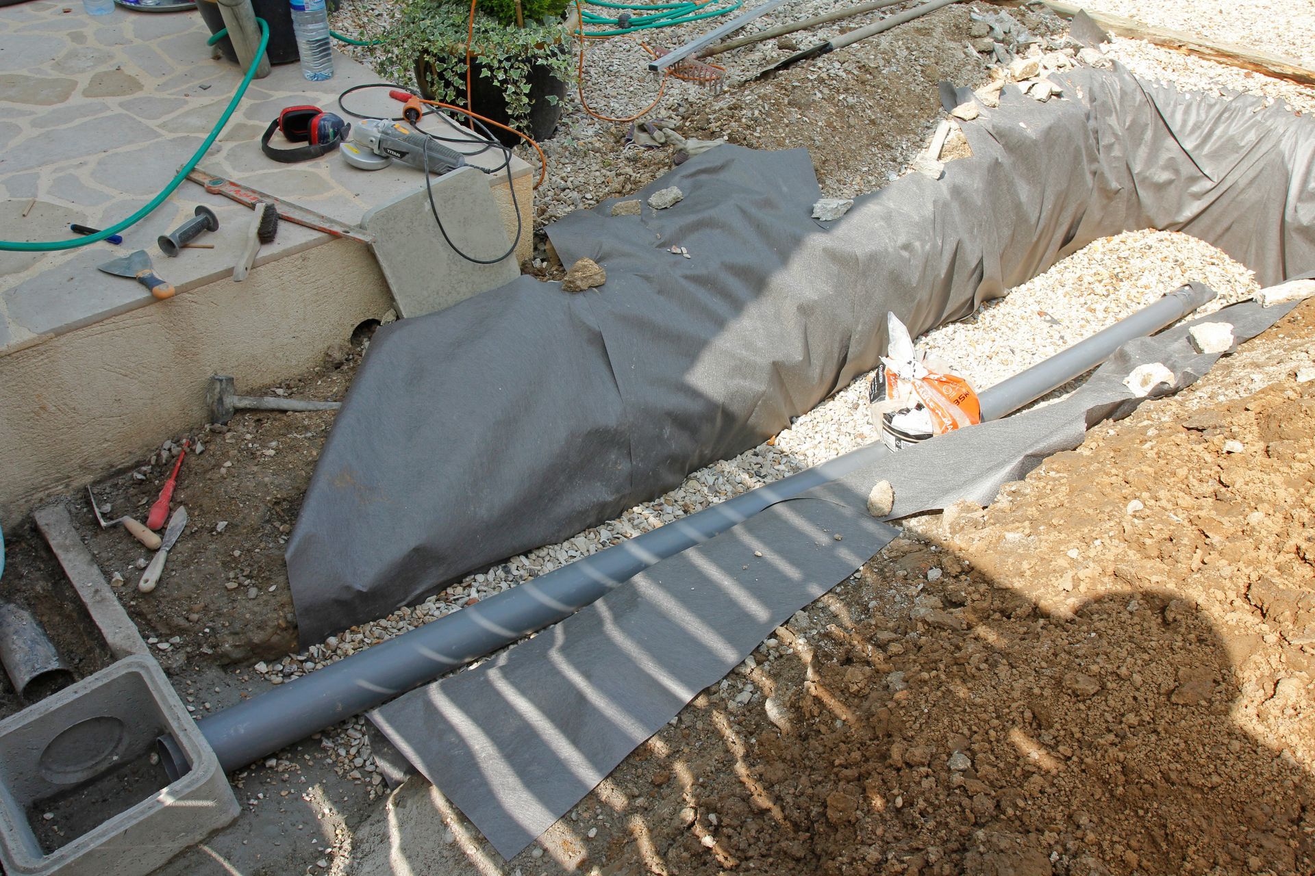 Un tuyau est posé dans la terre à côté d'un tuyau