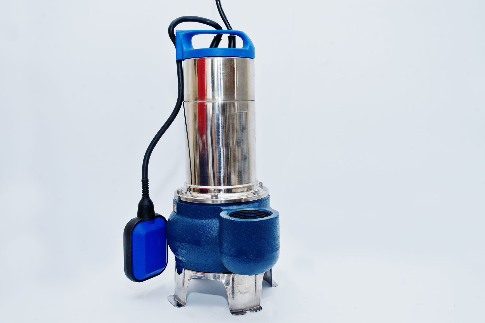 Une pompe submersible en acier inoxydable avec une poignée bleue et un cordon noir attaché.