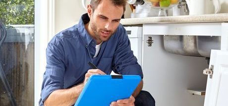 Pompe submersible jaune dans un puits en béton, en train de pomper de l'eau.