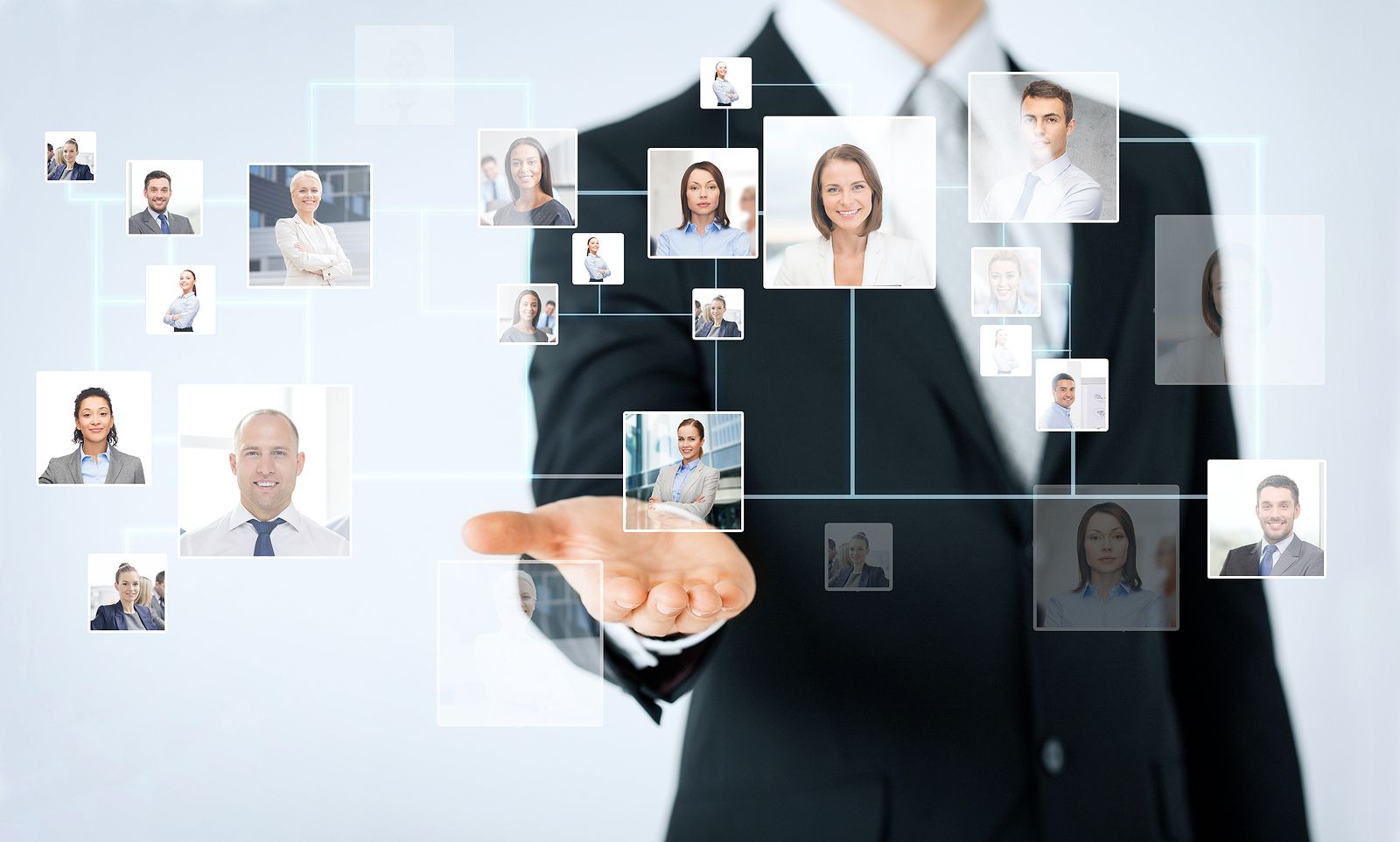 Een groep van negen personen in zakelijke kleding viert feest met opgeheven armen.