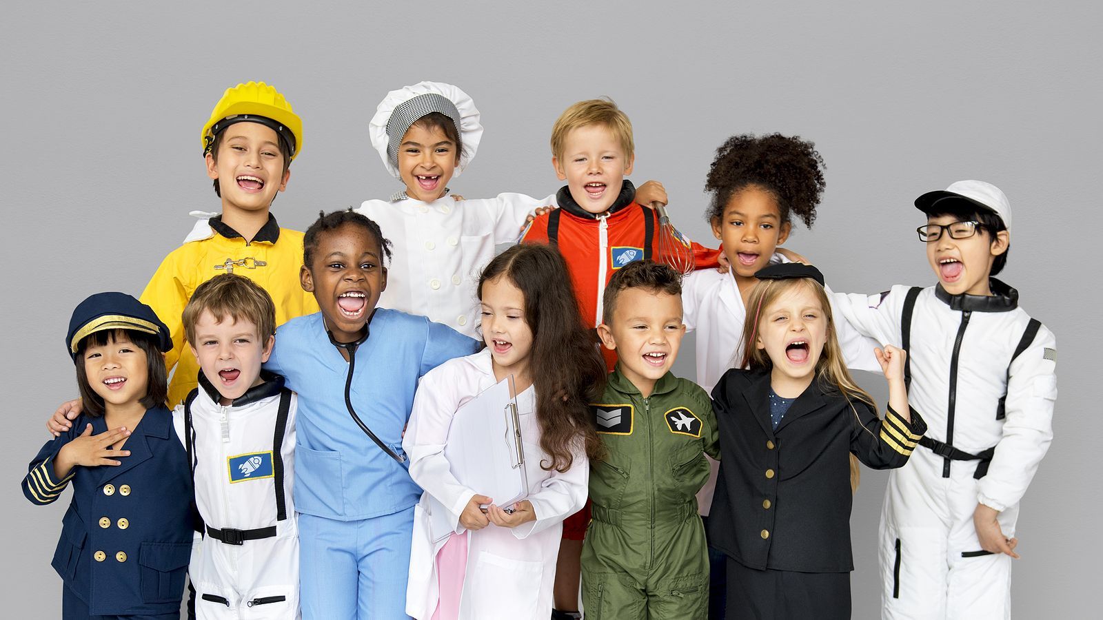 Een groep mensen in zakelijke kleding viert feest met opgeheven armen.