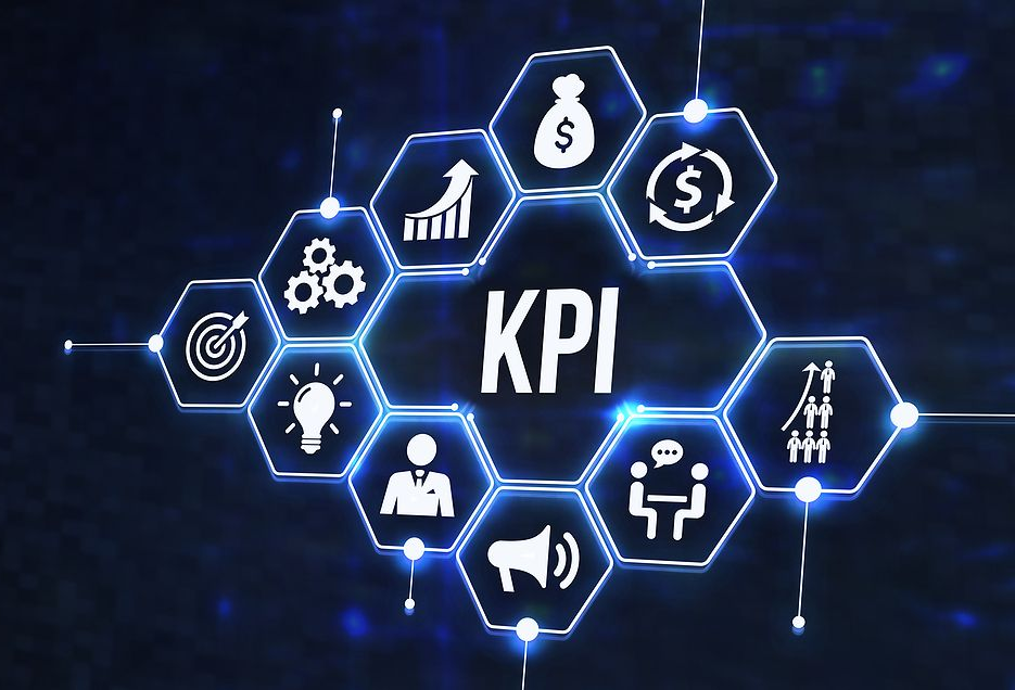 Een groep van negen personen in zakelijke kleding viert feest met opgeheven armen.