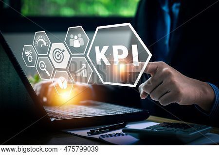 Een groep van negen personen in zakelijke kleding viert feest met opgeheven armen.