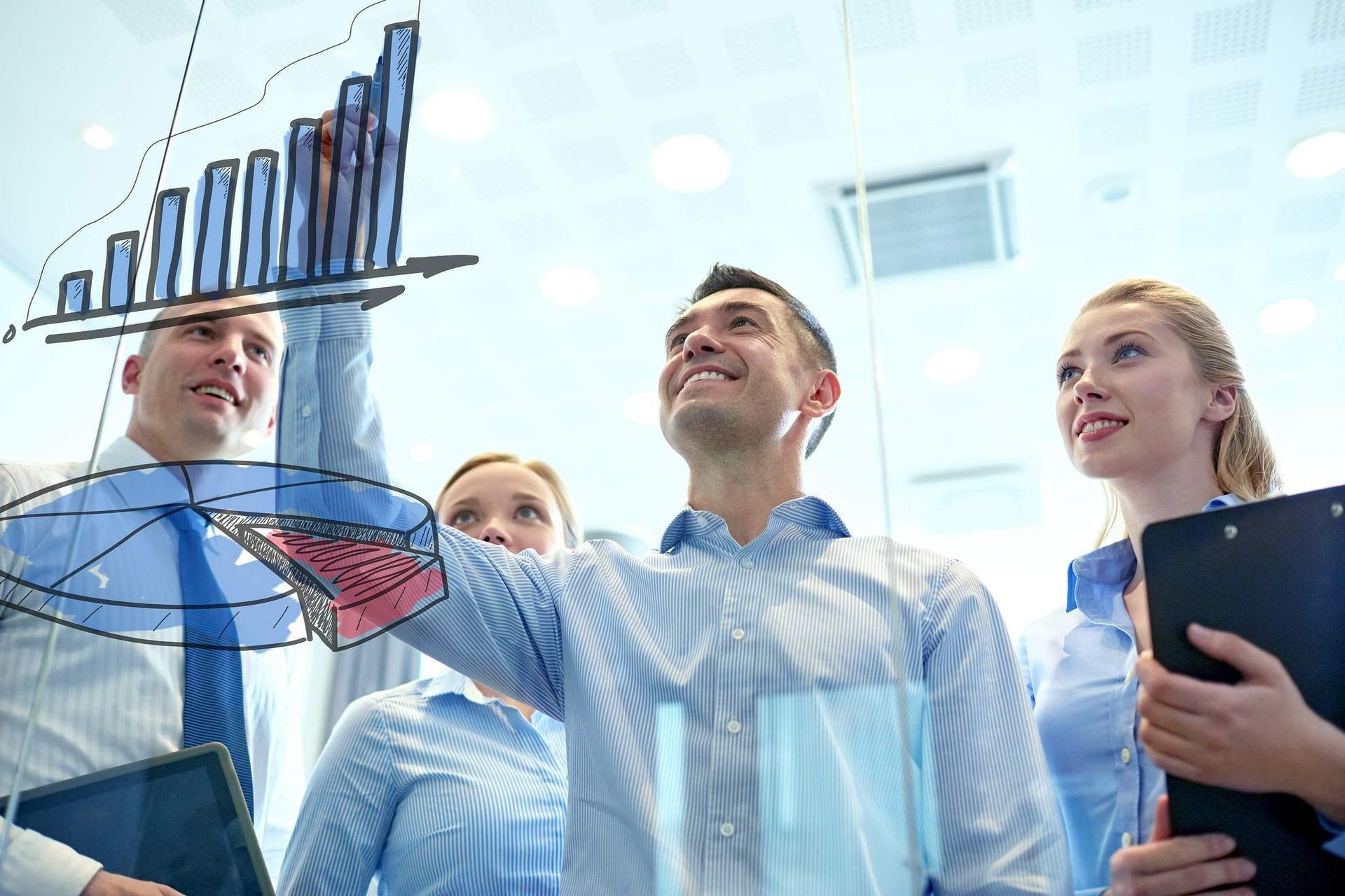 Man in pak tekent een groeiende pijl boven het woord 'groei' en zakengerelateerde termen zoals succes.