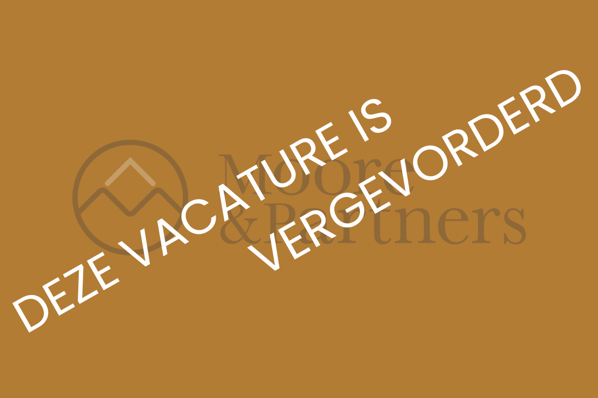 Een groep van negen personen in zakelijke kleding viert feest met opgeheven armen.