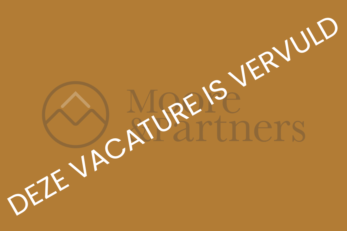 Een groep van negen personen in zakelijke kleding viert feest met opgeheven armen.