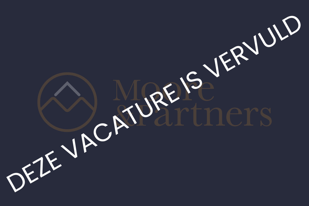 Een groep van negen personen in zakelijke kleding viert feest met opgeheven armen.