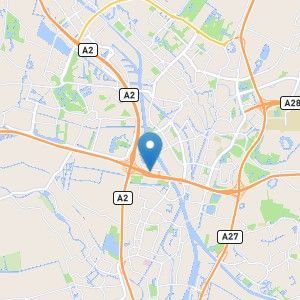 Kaartweergave met een locatieaanduiding, waarop het wegennet, de waterwegen en de groene zones van een stad te zien zijn.