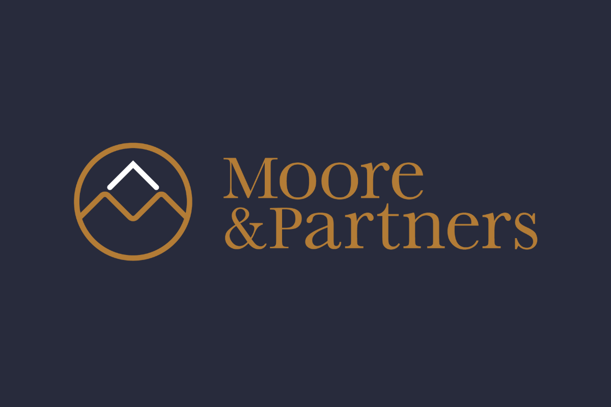 Een groep van negen personen in zakelijke kleding viert feest met opgeheven armen.