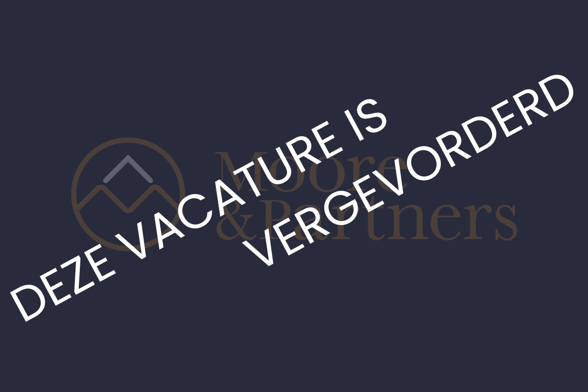 Een groep van negen personen in zakelijke kleding viert feest met opgeheven armen.