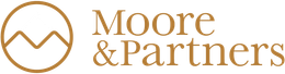 Logo voor Moore & Partners: gouden cirkel met bergketenontwerp en de tekst
