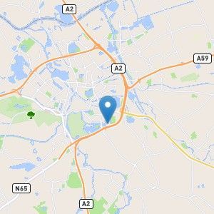 Plattegrond van een stad met een blauwe markering die een locatie aangeeft. Belangrijke wegen zijn zichtbaar.