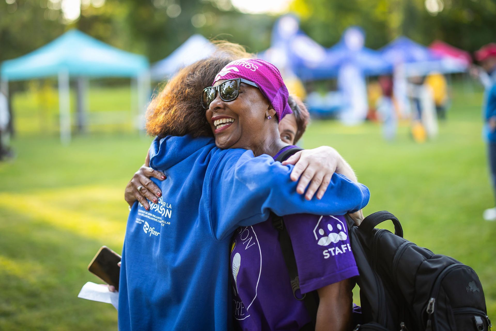 Women Hugging Course pour la Compassion