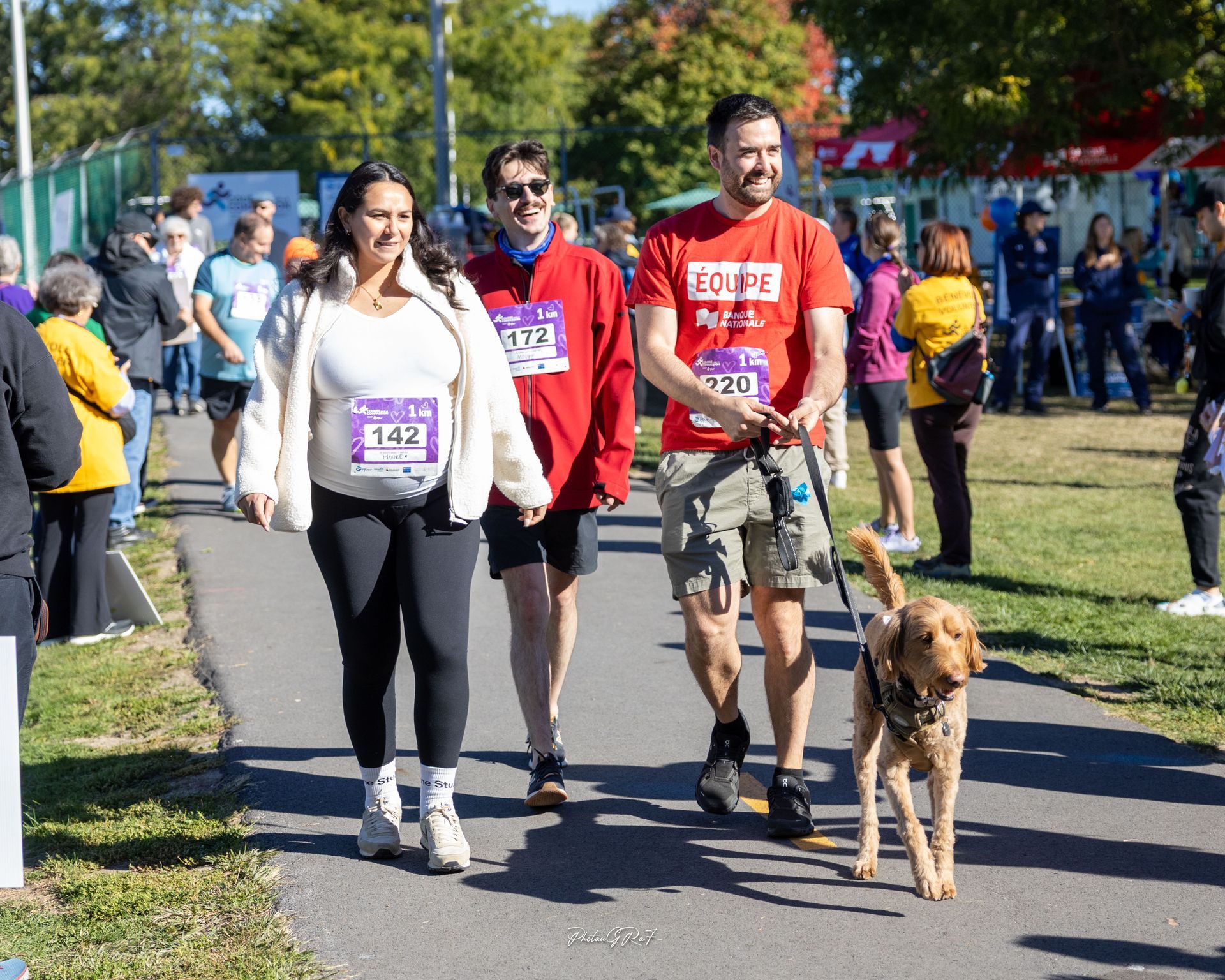 Woman running with Dog Course pour la Compassion