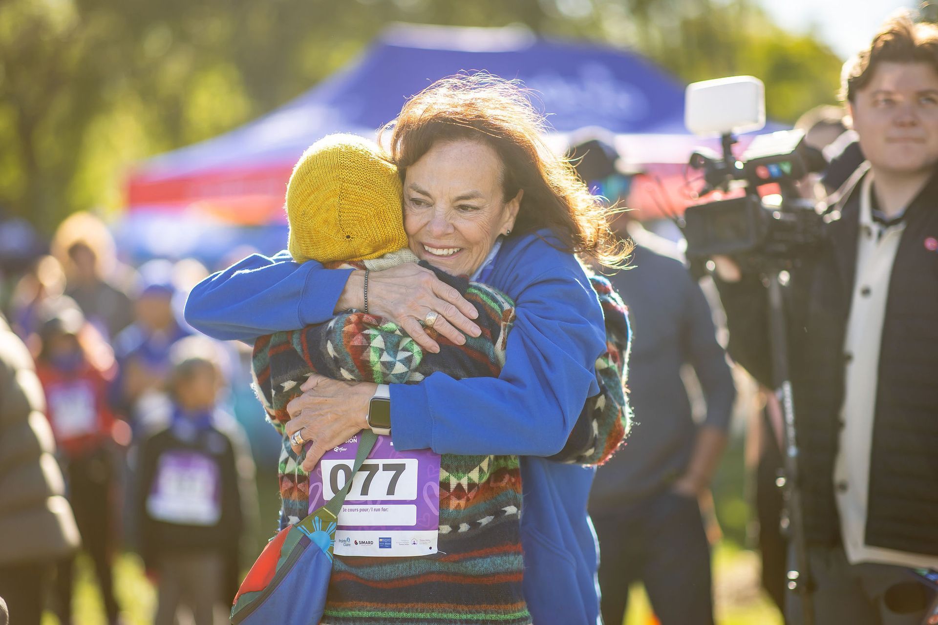 Women Hugging Course pour la Compassion