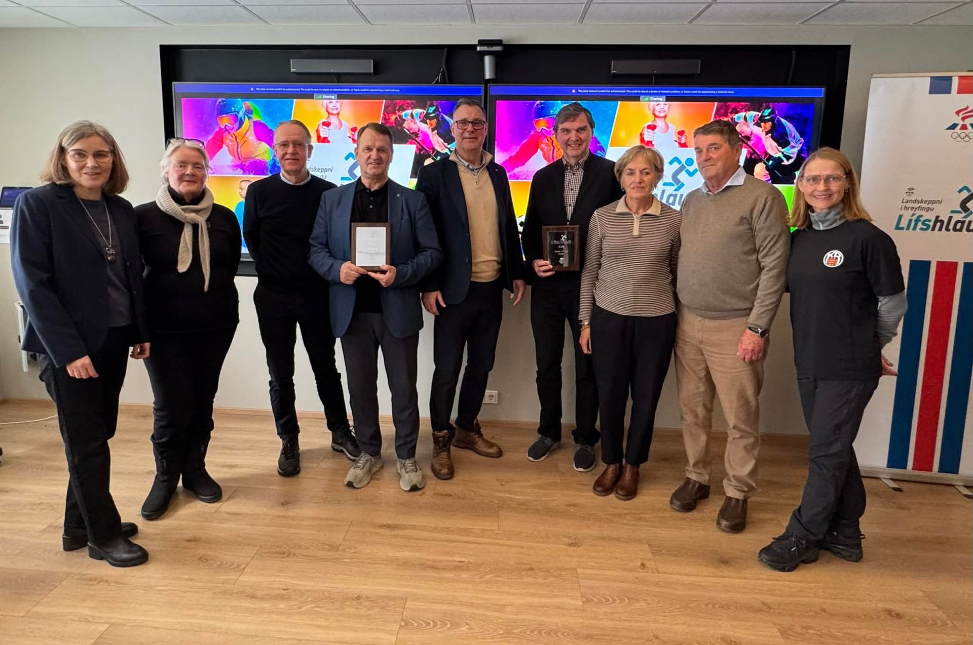 Linda hér til hægri ásamt öðrum verðlaunahöfum.