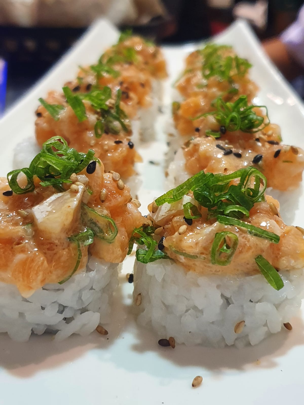 Un primer plano de un plato de sushi en una mesa.