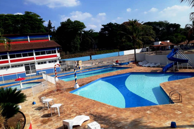 Uma grande piscina com escorregador ao fundo