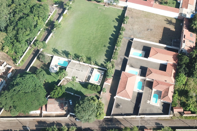 Uma vista aérea de uma área residencial com piscinas