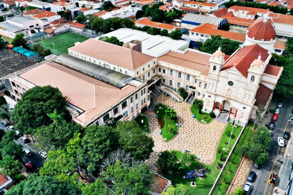Uma vista aérea de um grande edifício com telhado vermelho
